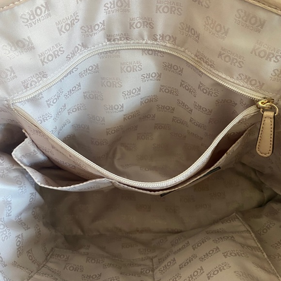 Authentic Michael Kors tots purse - Picture 9 of 13